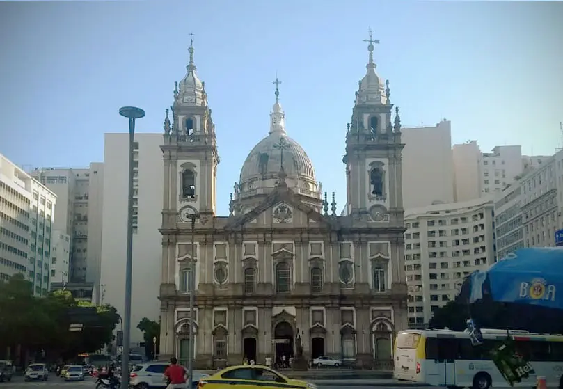 Fachada da Igreja da Candelária Rio de Janeiro com chuva