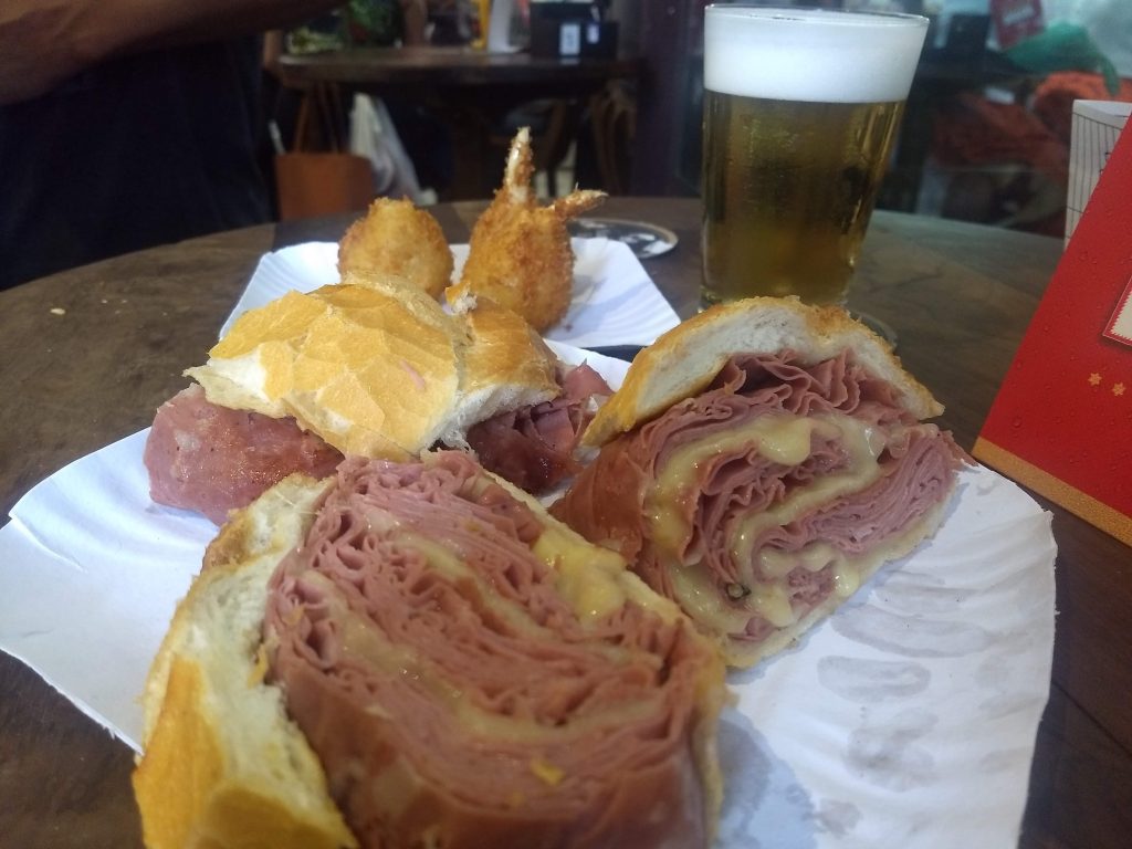 Sanduíche de mortadela no Mercado Municipal de São Paulo