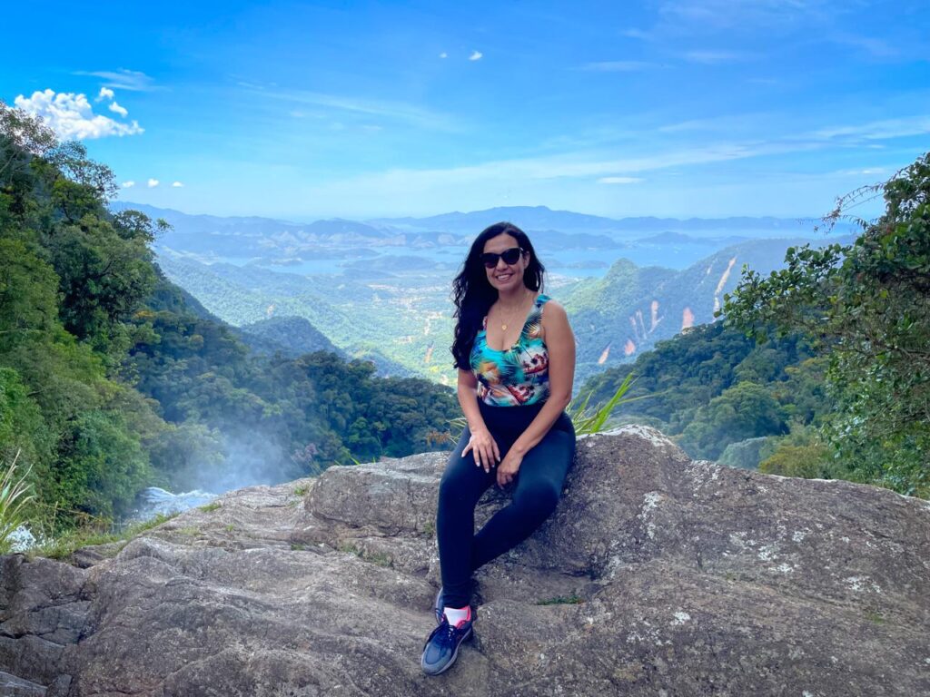 Cachoeira do Bracuí com vista para Angra dos Reis