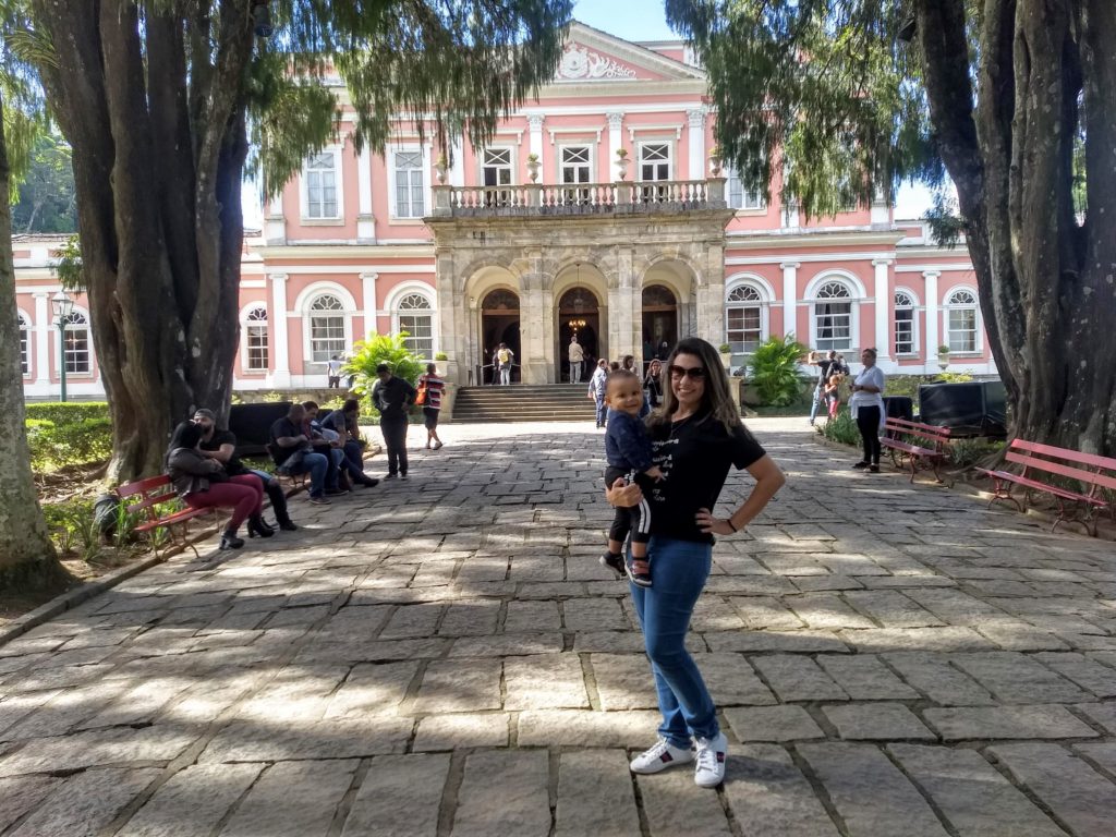 jardins e fachada do Museus Imperial, outro atrativos turísticos gratuitos em Petrópolis