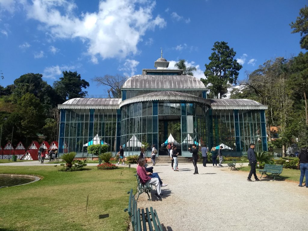 fachada e jardins do Palácio de Cristal, outro local de interesse gratuito em Petrópolis