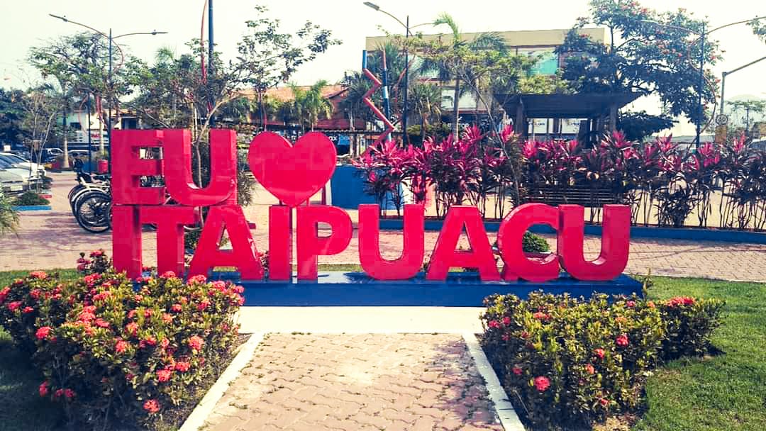 O que fazer em Itaipuaçú? Foto na placa Eu Amo Itaipuaçú, na praça do Barroco