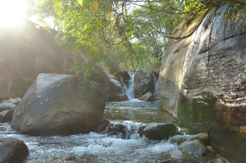 O que fazer em Aldeia Velha: trilha da cachoeira das andorinhas