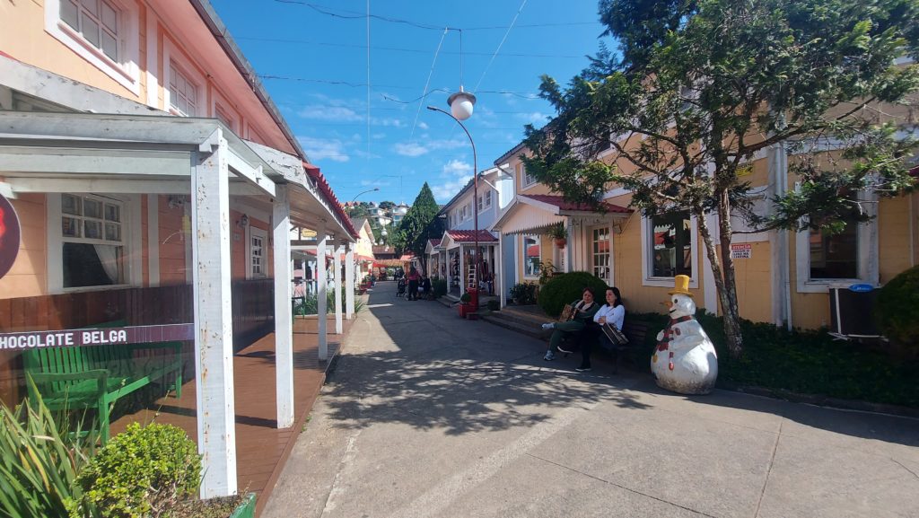 Rua do Shopping Pequena Finlândia, uma das opções do que fazer em Penedo