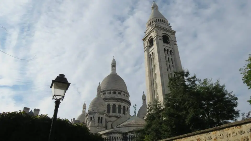 Basílica de Sacré-Coeur vista de um ângulo externo