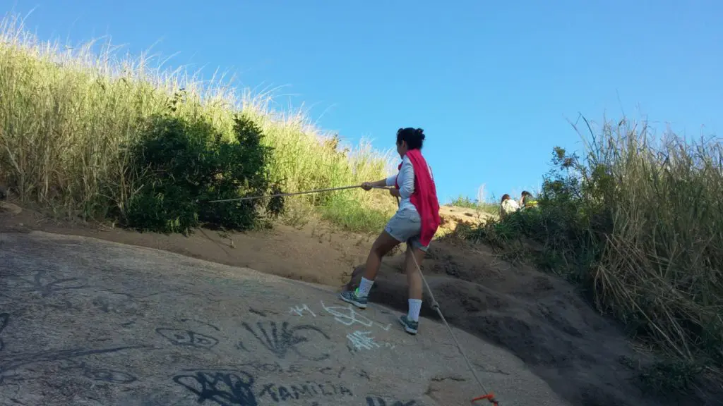 Trilha para o topo da pedra da Tartaruga trilha da praia do perigoso