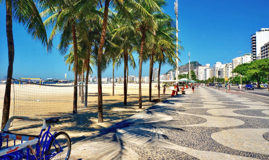 Praia de Copacabana e seu famoso calçadão