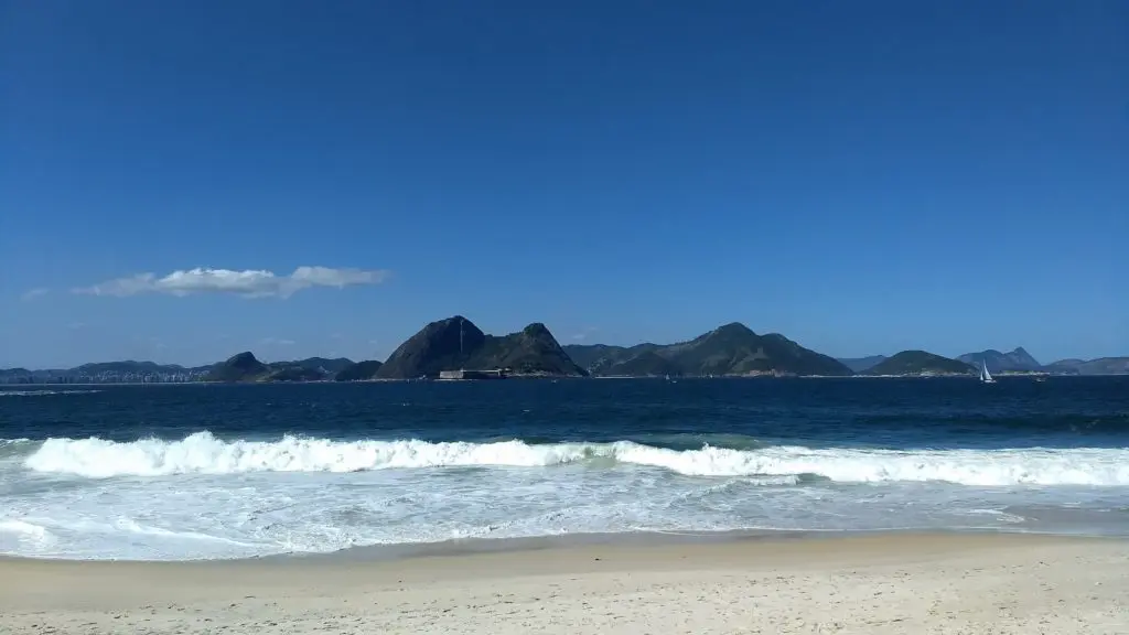 Praia de Fora com vista para a Fortaleza de Santa Cruz Fortaleza de São João Urca