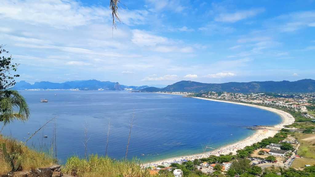 Vista de um dos mirantes do pico do Morro das Andorinhas para a Praia de Itaipu