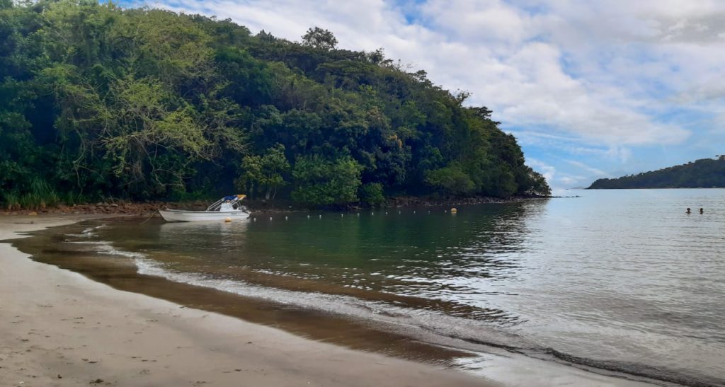 Canto da praia de São Gonçalo em Paraty