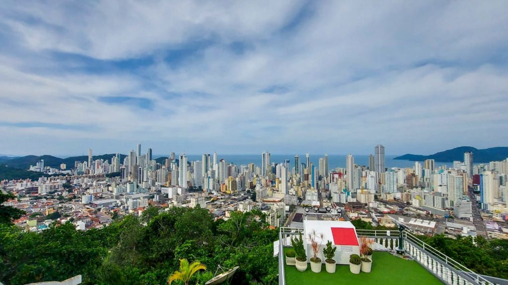 Cidade de Balneário Camboriú vista a partir do Cristo Luz