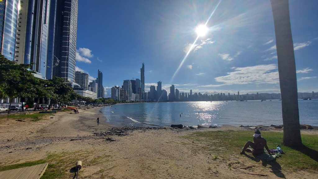 O que fazer em Balneário Camboriu: passear na Av. Atlântica