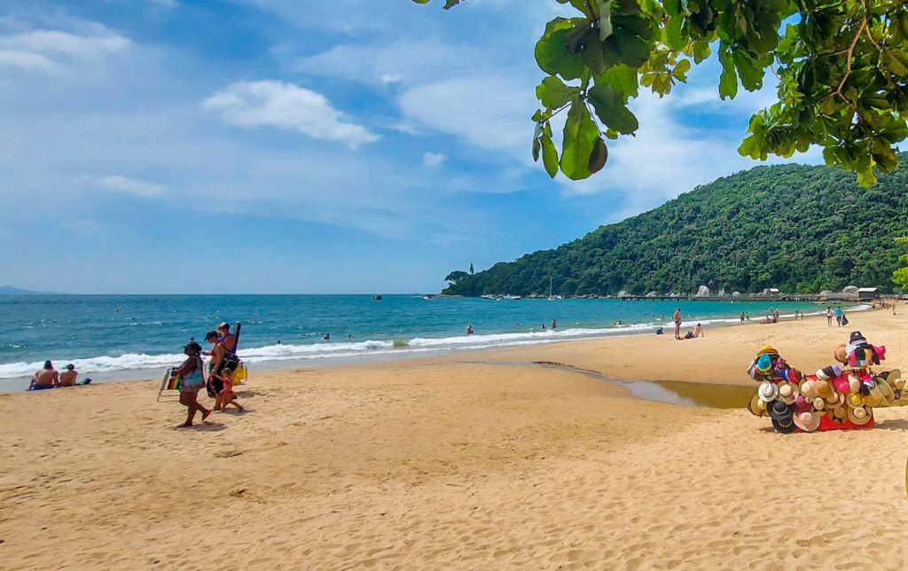 Praia de Laranjeiras em Balneário Camboriú