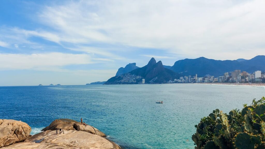 Vista da Pedra do Arpoador para a Pedra da Gávea e Morro Dois Irmãos