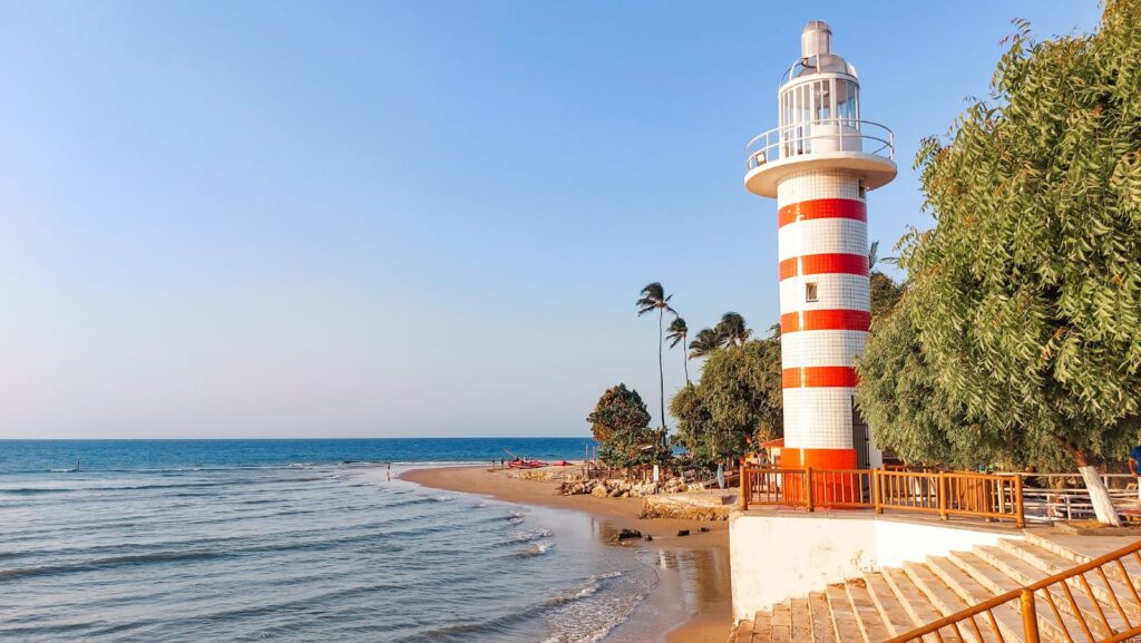 Praia de Paracuru e o Farol de Paracuru