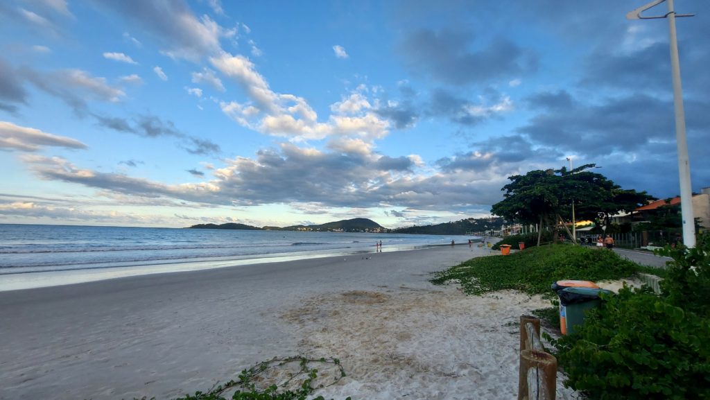 Entardecer na Praia de Bombas