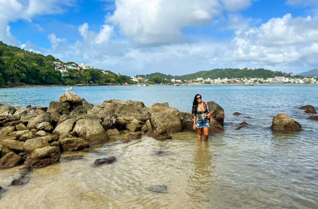 Formação de piscina natural da Praia da Sepultura em Bombinhas