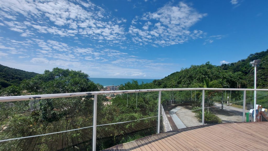 Mirante na entrada de Bombinhas onde fica o letreiro da cidade