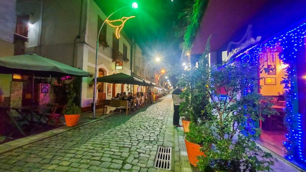 Rua do Lazer em Santa Teresa a noite