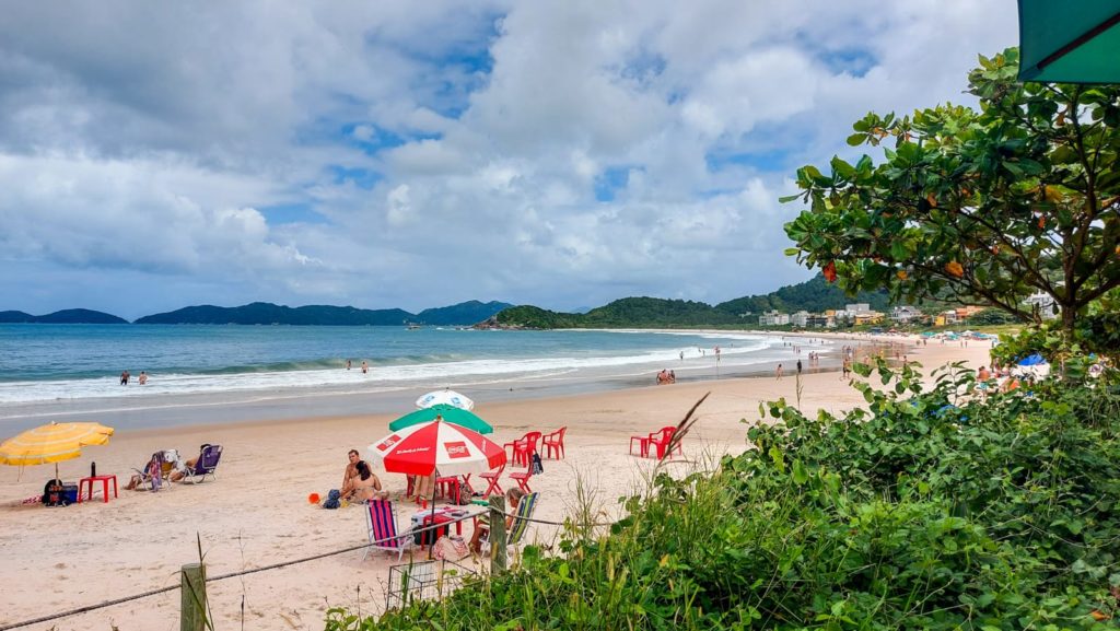 Praia de Quatro Ilhas em Bombinhas