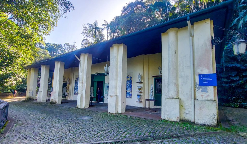 Galpão próximo ao estacionamento no Museu do Açude