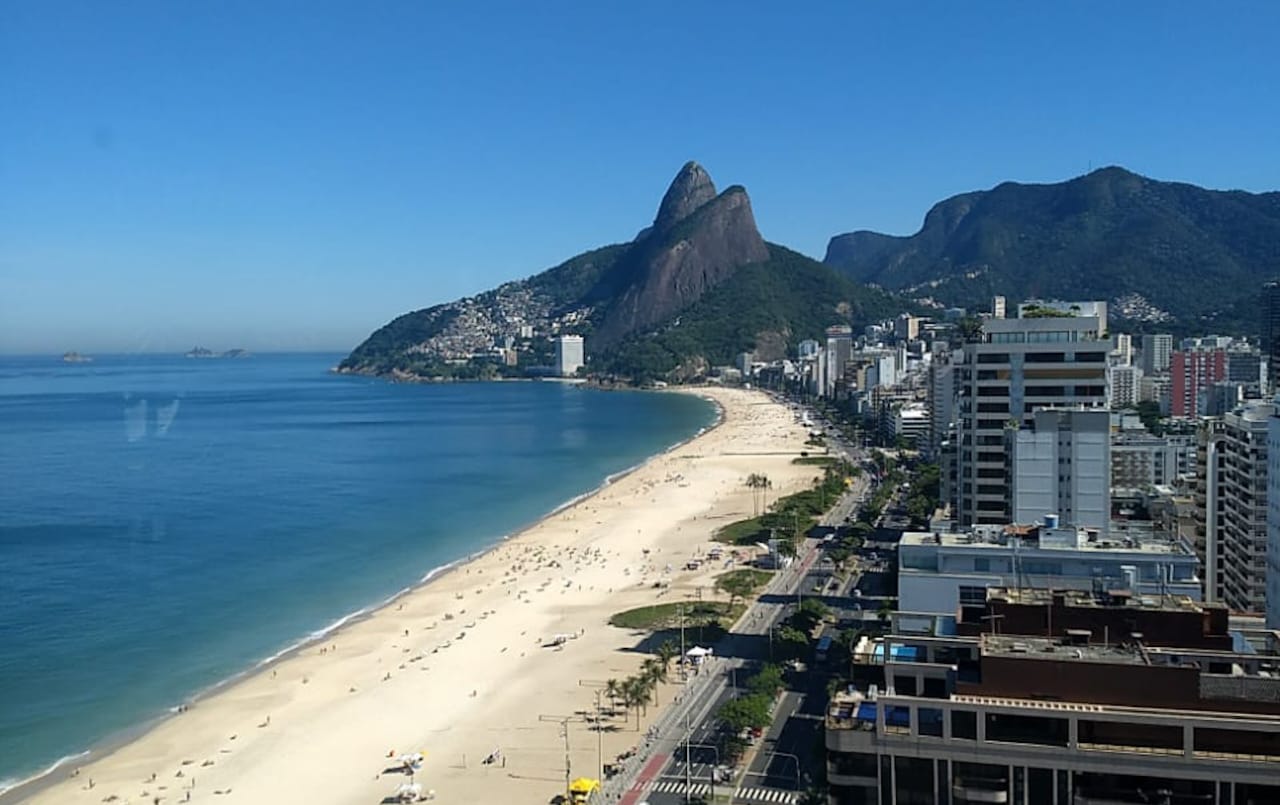 Praia de Ipanema e Leblon e Morro Dois Irmãos ao fundo