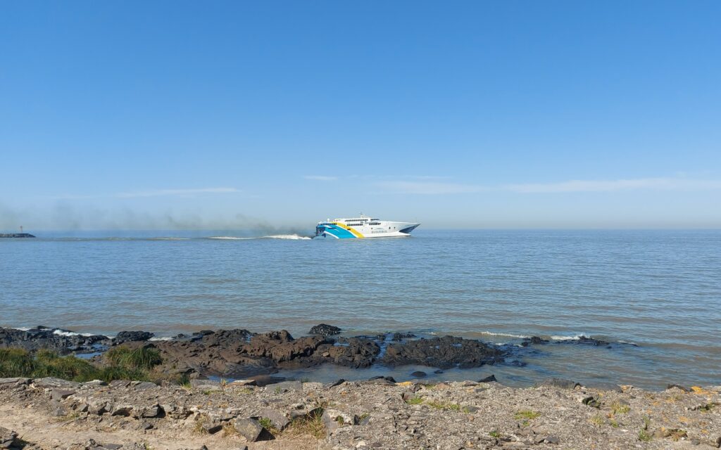 Buquebus saindo de Colonia del Sacramento