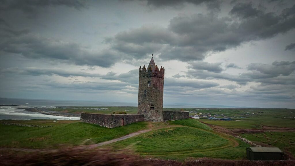 Castelo de Doonagore entrado na descida dos Cliffs of Moher