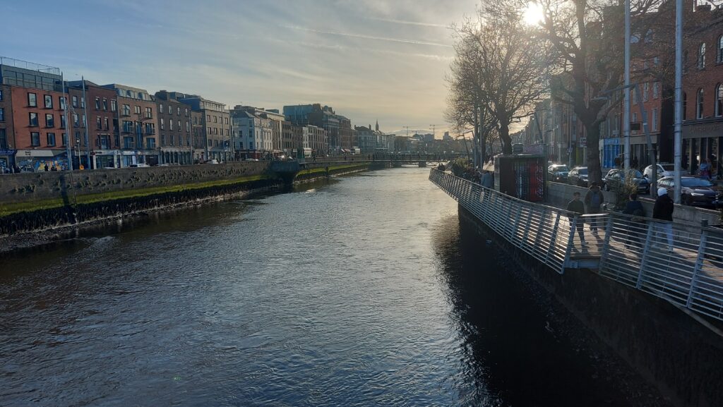 Rio Liffey no centro de Dublin