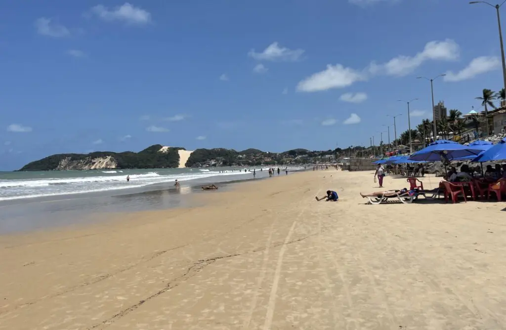 Praia de Ponta Negra e Morro do Careca ao fundo