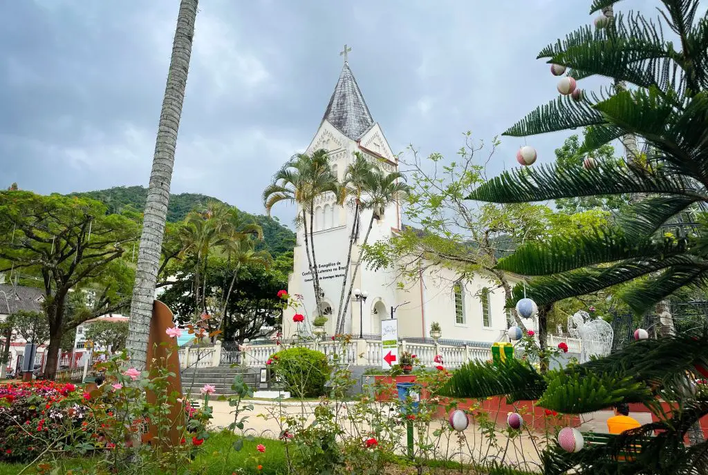 Praça Arthur Gerhardt e a Igreja Evangélica de Confissão Luterana