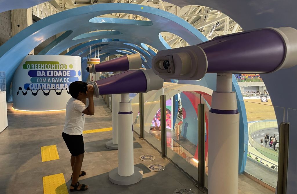 Binóculos interativo dentro da exposição