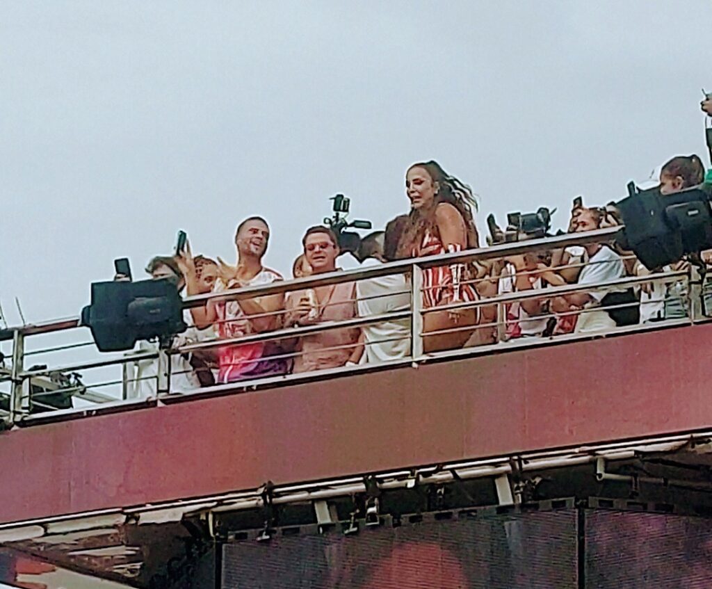 Ivete Sangalo em cima do trio elétrico do bloco Coruja