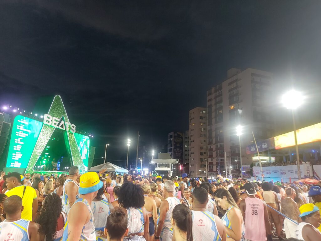 Palco beats montado próximo ao Farol da Barra no Carnaval de Salvador 2026