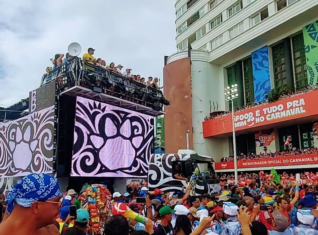 Trio do Bell Marques (Camaleão) passando em Salvador