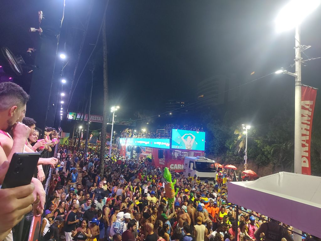 Vista pro carnaval de Salvador a partir da varanda do Camarote Club