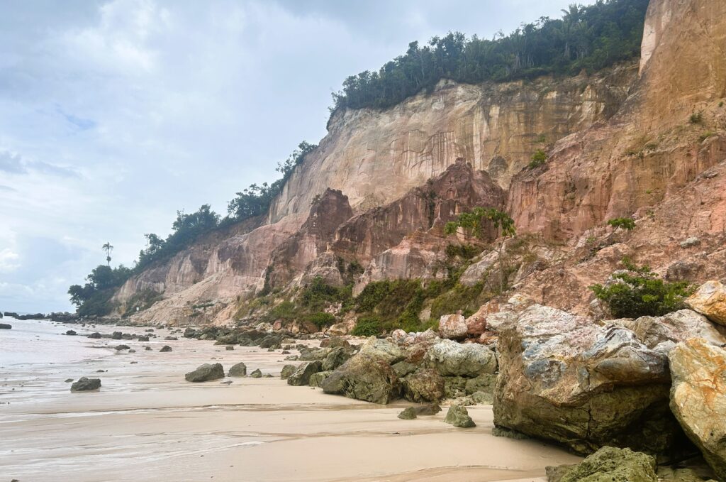 Paredão de argila em Gamboa do Morro