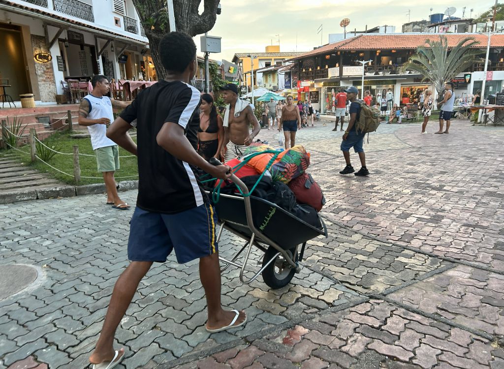 Carregadores em Morro de São Paulo